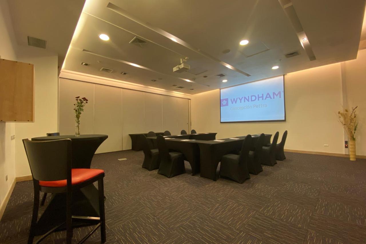 Wyndham Concepcion Pettra Hotel Екстериор снимка The boardroom at the Wyndham office in Singapore