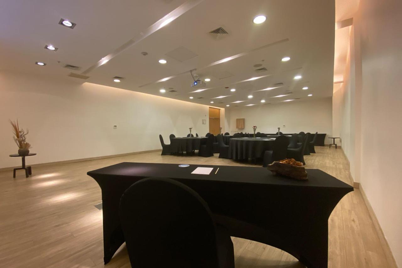 Wyndham Concepcion Pettra Hotel Екстериор снимка The interior of the meeting room