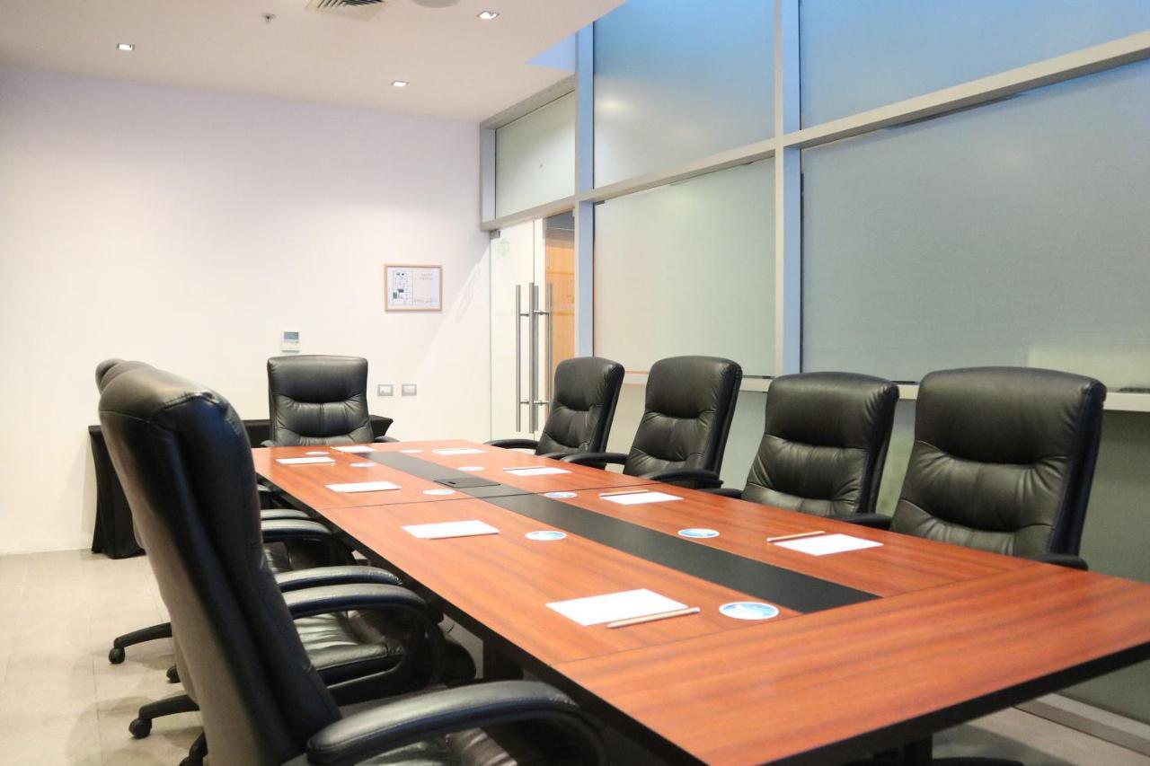 Wyndham Concepcion Pettra Hotel Екстериор снимка A conference room