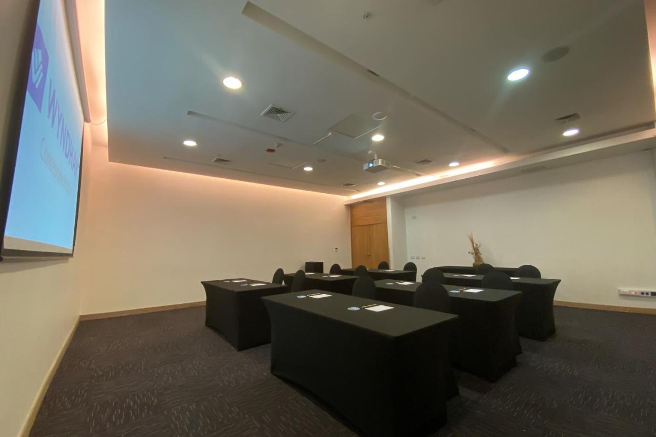Wyndham Concepcion Pettra Hotel Екстериор снимка A meeting room at the National University of Singapore
