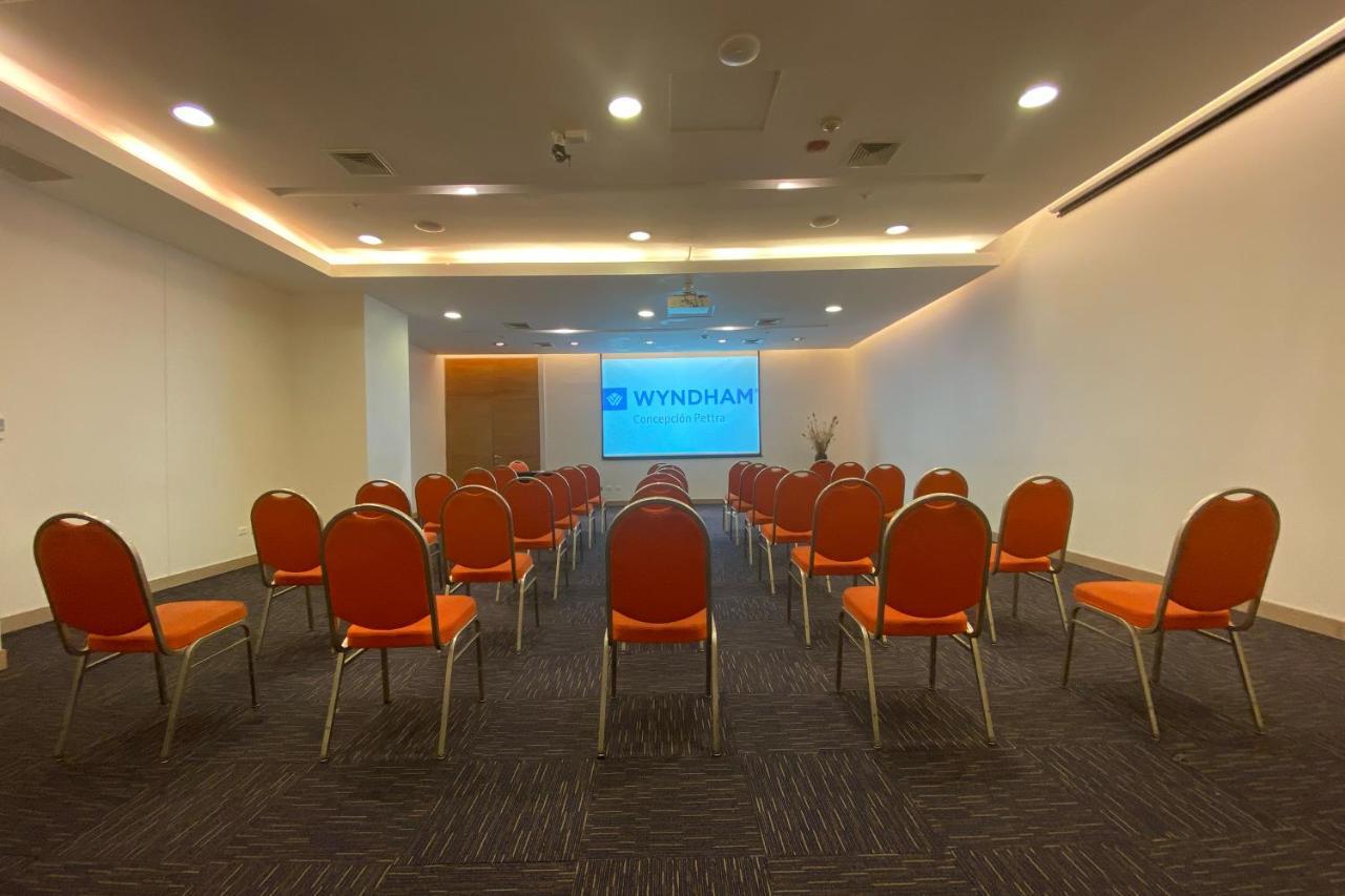 Wyndham Concepcion Pettra Hotel Екстериор снимка Meeting room at Wyndham Garden, Bangkok