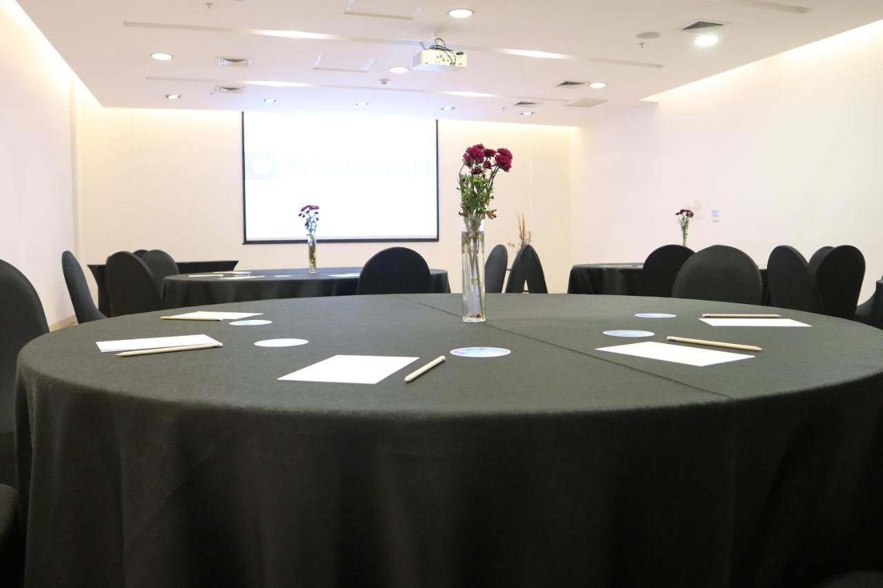 Wyndham Concepcion Pettra Hotel Екстериор снимка Meeting room