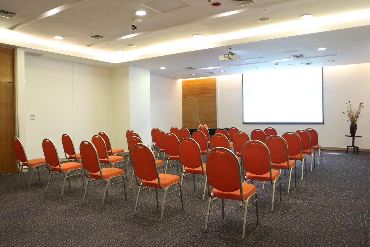 Wyndham Concepcion Pettra Hotel Екстериор снимка A typical meeting room