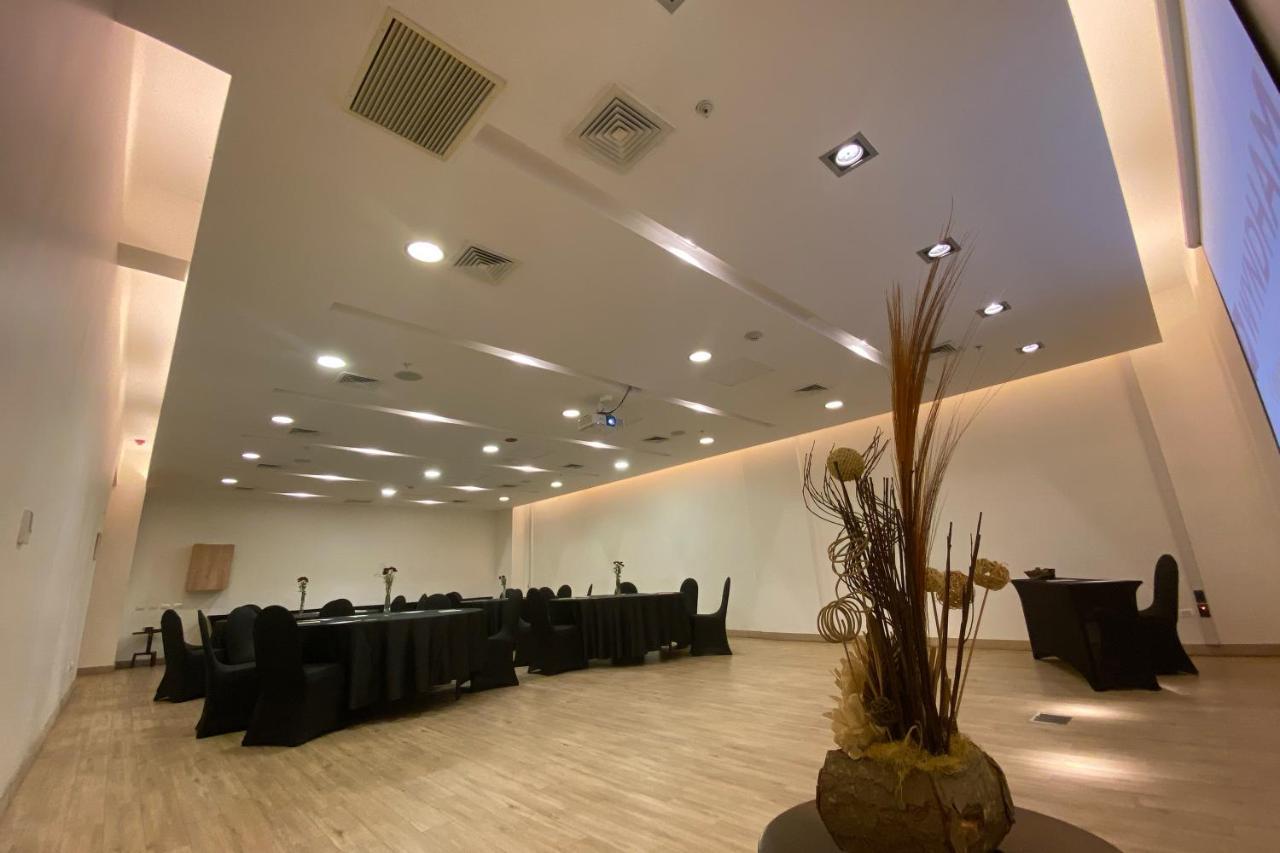 Wyndham Concepcion Pettra Hotel Екстериор снимка The interior of the conference room