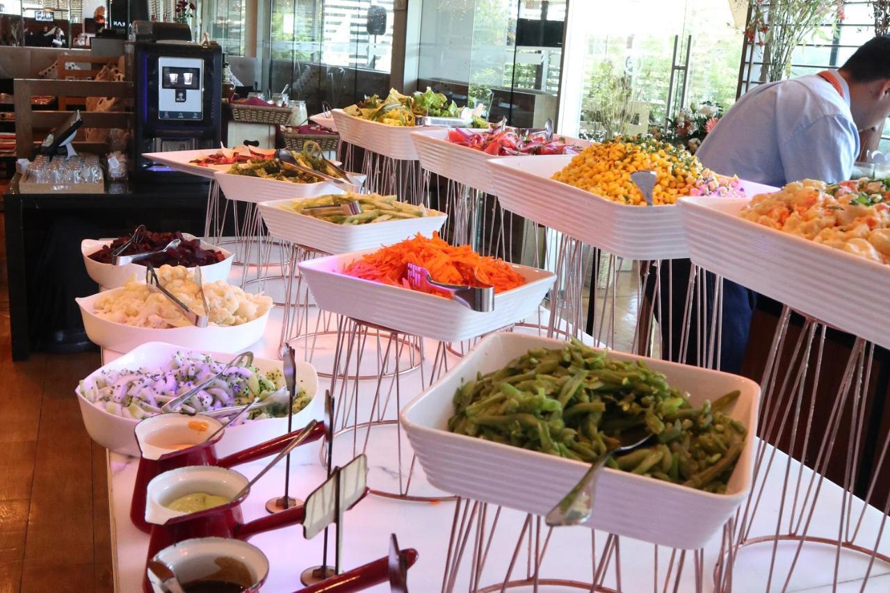 Wyndham Concepcion Pettra Hotel Екстериор снимка A salad bar